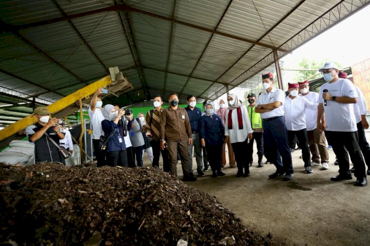 Menteri Koordinator Bidang Kemaritiman dan Investasi, Luhut Binsar Pandjaitan mengunjungi Tempat Pengolahan Sampah Reduce-Reuse-Recycle (TPS3R) di Desa Tembokrejo, Kecamatan Muncar, Kab. Banyuwangi, Sabtu (19/3/2022)