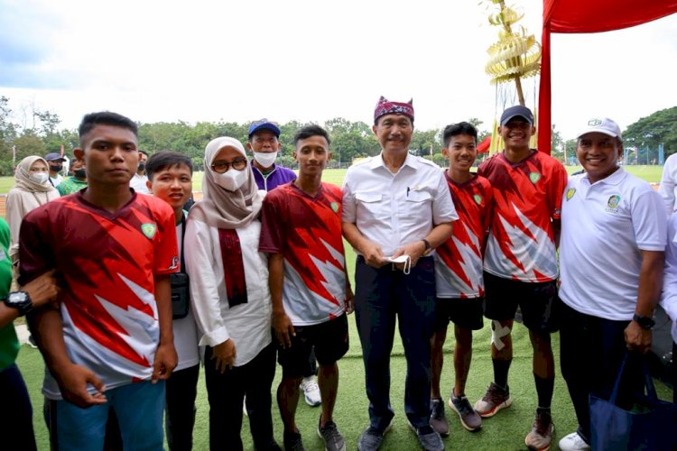 Ketua Umum PB Persatuan Atletik Seluruh Indonesia, Luhut disaat Kejurda Atletik Jatim 2022 di Banyuwangi/Humas