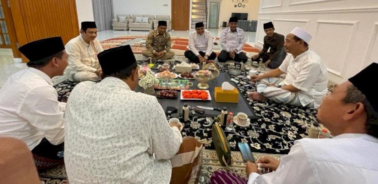 Sejumlah pengurus Partai Gerindra Kabupaten Probolinggo saat bersilaturahmi di kediaman KH Mohammad Hasan Mutawakkil Alallah/Ist