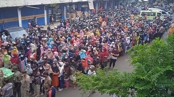 Masyarakat sedang antre Migor/Net