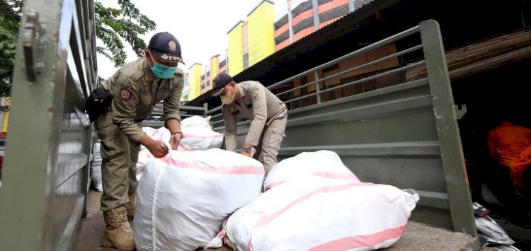 Satpol PP membantu pedagang mengemasi barangnya dari TPS ke Pasar Turi Baru/RMOLJatim