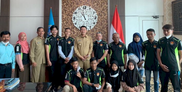 Bupati Yuhronur Efendi bersama Atlet Catur Lamongan