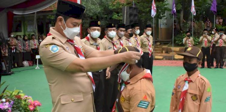 Bupati Lamongan Yuhronur Efendi mengalungkan melantik Pramuka Siaga Garuda/RMOLJatim