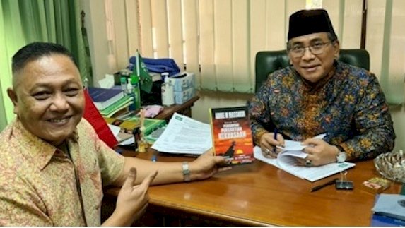 Ketua Komite Eksekutif KAMI Adhie M. Massardi saat bertemu dengan Ketum Tanfidz PBNU KH Yahya Cholil Staquf/Ist