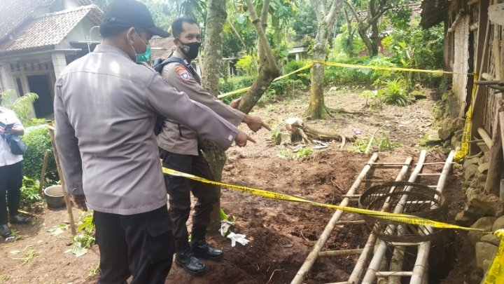 Anggota Polsek Sine melakukan olah TKP pasca kejadian menyebabkan seorang ibu meninggal dalam septic tank