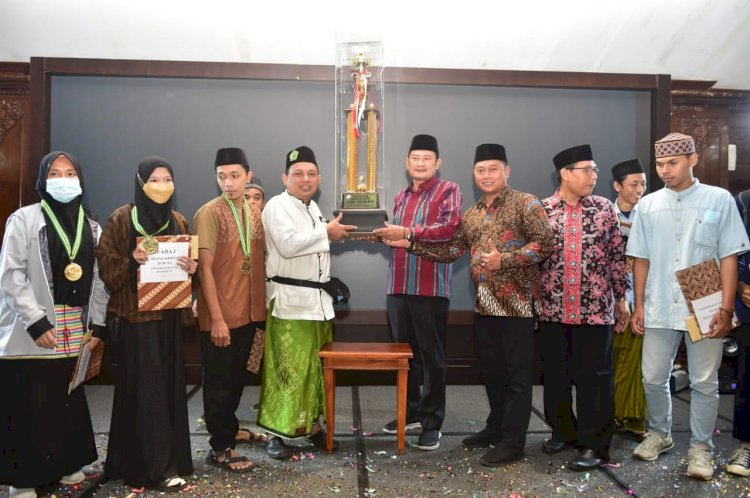 Bupati Lamongan Yuhronur Efendin menyerahkan hadiah pada Jljuara  MTQ ke-XXIV Lamongan/RMOLJatim