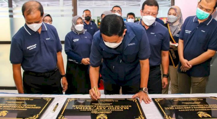 Bupati Lamongan Yuhronur Efendi menadatangani prasasti peresmian Gedung ICU RSUD Soegiri/RMOLJatim