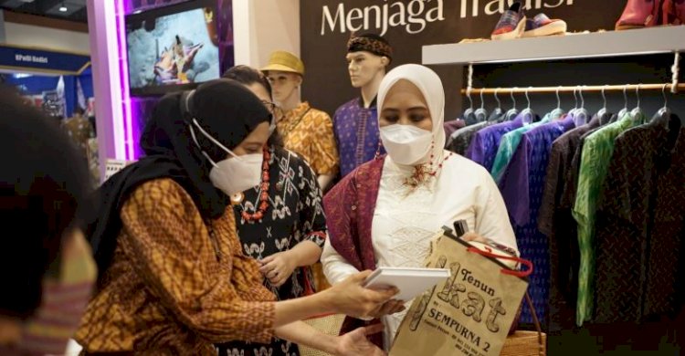 Ferry Silviana saat menghadiri pameran International Handicraft Trade (INACRAFT) 2022/RMOLJatim