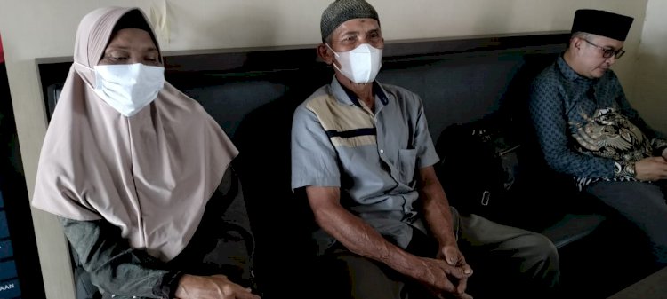 Keluarga KD saat mencabut laporan di Polres Bojonegoro/RMOLJatim
