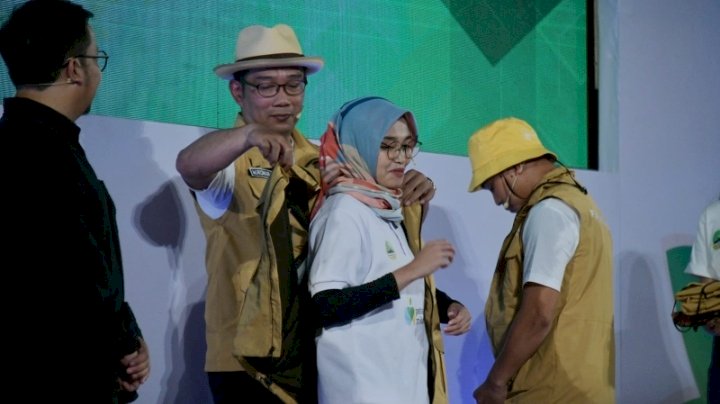 Gubernur Jawa Barat Ridwan Kamil mewisuda 1.249 petani milenial Angkatan I Program Petani Milenial di kampus Institut Pertanian Bogor, Kabupaten Bogor, Kamis (24/3/2022).