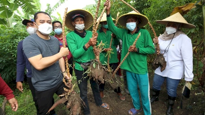 Wali Kota Eri meresmikan Hari Padat Karya Pemberdayaan MBR di lahan BTKD Kelurahan Tambak Wedi, Kecamatan Kenjeran Surabaya/RMOLJatim