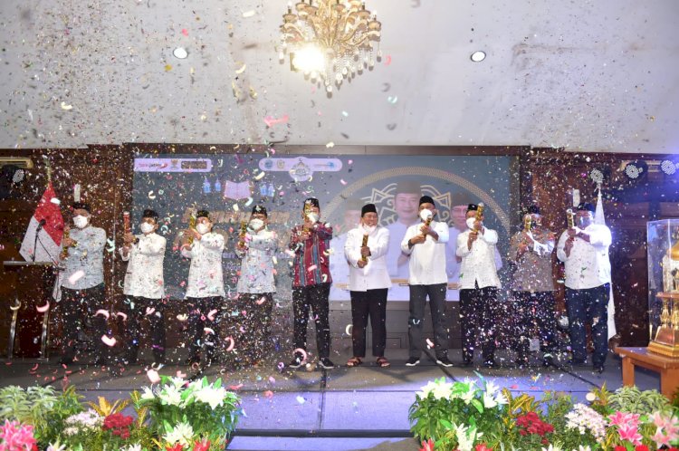 Bupati Lamongan Menyampaikan Hadiah Juara  MTQ XXIV Lamongan / Atmo/Rmoljatim.id 