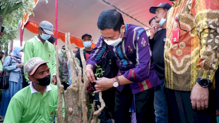 Bupati Lamongan Menandatangani Prasasti Pencanangan Desa Wisata.