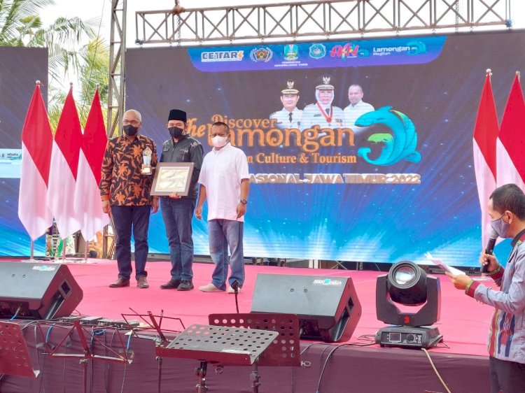 Gus Muhammad Fawait meraih penghargaan Tokoh Politik Muda Inspiratif 2022 dari PWI Jatim. foto : istimewa.