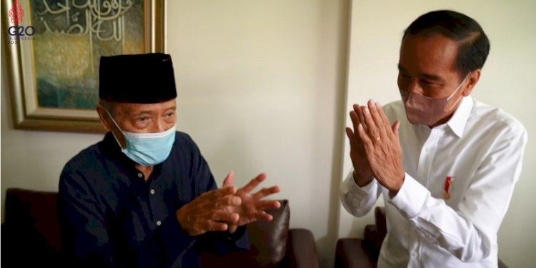Presiden Joko Widodo usai menjenguk Buya Syafii Maarif/Ist