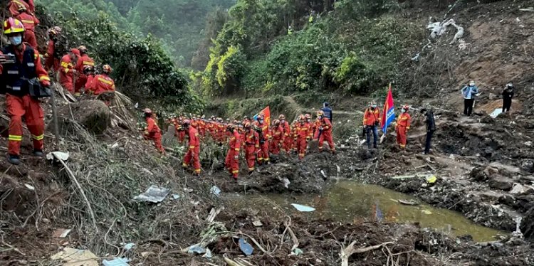 Tim penyelamat ketika mencari korban jatuhnya pesawat China Eastern Airlines di pegunungan Wuzhou, Provinsi Guangxi/AP