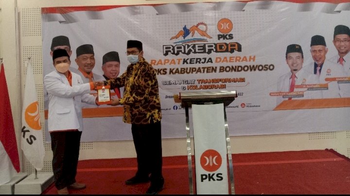 Kepala Bakesbangpol Amie Hidayat (kanan) saat terima cinderamata dari ketua DPD PKS Bondowoso/RMOLJatim 