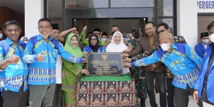 Bupati Anna Mu'awanah (berbaju putih dan berkerundung putih) saat menghadiri peresmian Gedung Graha Pergerakan IKA PMII Bojonegoro/RMOLJatim