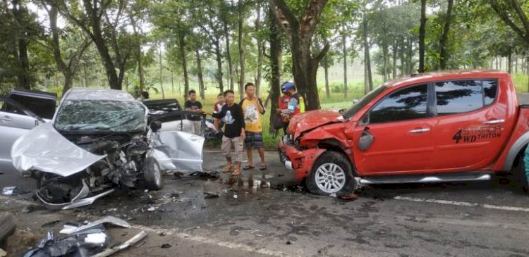 Mobil Toyota Avanza dan Mistubishi Strada usai tabrakan/RMOLJatim