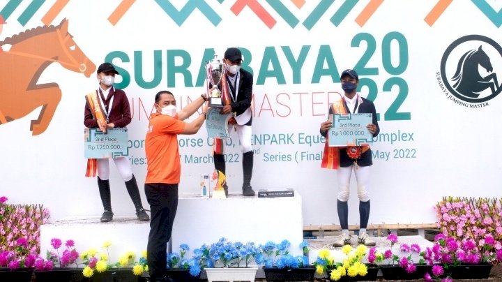 Wali Kota Eri menutup gelaran Surabaya Jumping Master 2022/ist