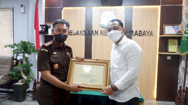 Walikota Surabaya Eri Cahyadi menyerahkan piagam penghargaan kepada Kajari Surabaya Danang Suryo Wibowo/Ist