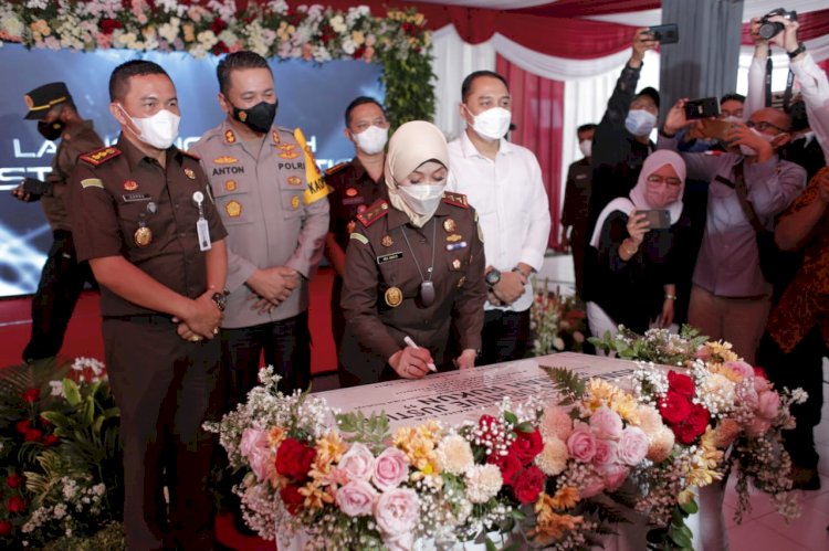 Kajati Jatim Dr. Mia Amiati, SH, MH didampingi Kajari Tanjung Perak, I Ketut Kasna Dedi, SH MH, Walikota Surabaya Eri Cahyadi dan Kapolres Pelabuhan Tanjung Perak, AKBP Anton Elfrino Trisanto saat mendatangi prasasti peresmian Rumah RJ Omah Rukun Kejari Tanjung Perak, Senin (28/3)/ RMOLJatim