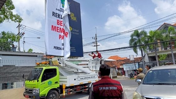 Penertiban reklame di Sidoarjo 