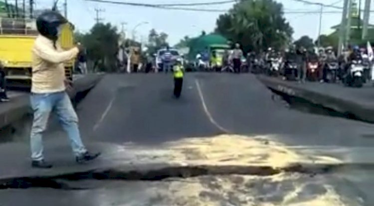 Kondisi jembatan Ngaglik 1 Lamongan yang ambruk/RMOLJatim