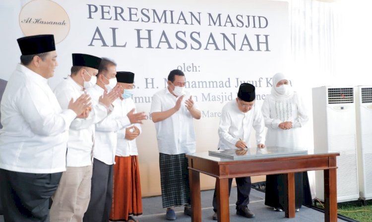 Gubernur Khofifah Indar Parawansa saat mendapingi Jusuf Kalla meresmikan Masjid Al-Hassanah di Probolinggo/Ist