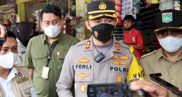 Kapolres Malang AKBP Ferli Hidayat bersama jajaran Satgas Pangan Kabupaten Malang saat sidak persediaan komoditas Sembako di Pasar Kepanjen/Ist