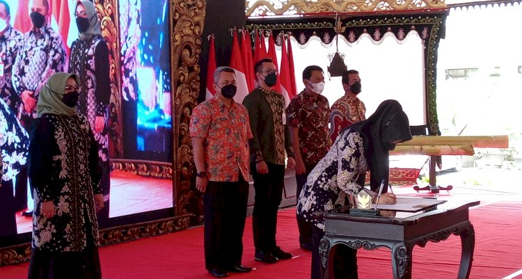 Bupati Mojokerto dr.Hj. Ikfina Fatmawati M.Si, saat menandatangani berita acara Musrenbang 2023/Ist