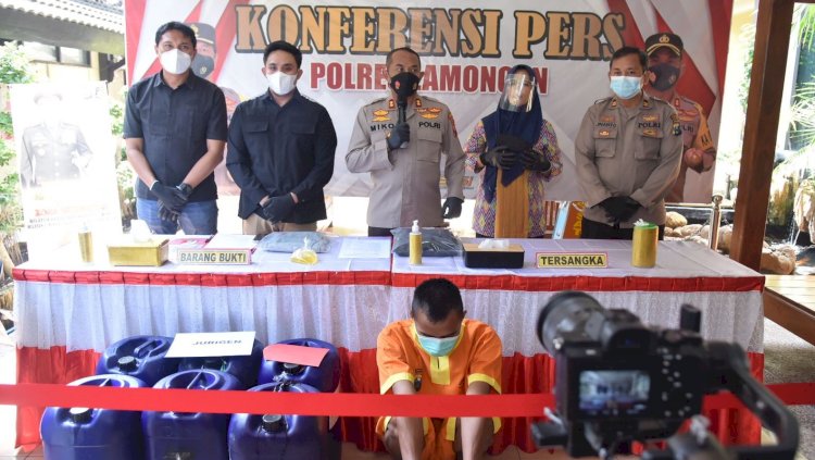 Kapolres Lamongan AKBP Miko saat merilis tersangka penjual minyak goreng palsu/RMOLJatim