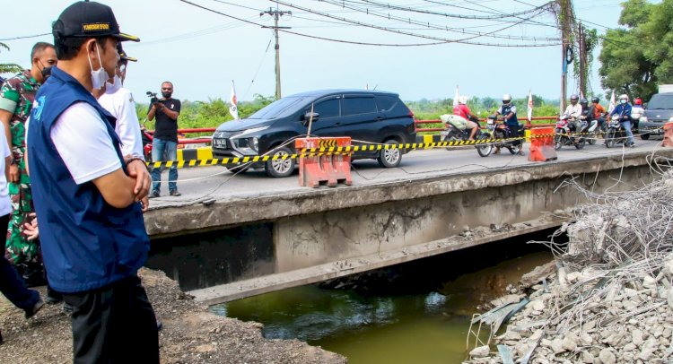 Bupati Lamongan Yuhronur Efendi saat meninjau Jembatan Ngaglik 1 atau Jembatan Balun yang mengalami ambles/RMOLJatim