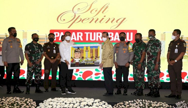 Wali Kota Surabaya Eri Cahyadi bersama pengelola Pasar Turi Baru dan Forkopimda Surabaya saat soft opening/RMOLJatim 