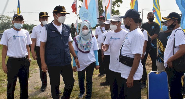 Bupati Lamongan Yuhronur Efendi saat penanaman pohon dan tabur benih ikan di Waduk Tuwiri Desa Tuwiri Kecamatan Tikung /RMOLJatim
