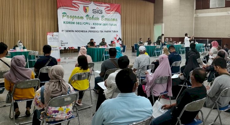 Masyarakat saat antria untuk mengikuti vaksin dosis ketiga yang digelar SIG Pabrik Tuban/RMOLJatim