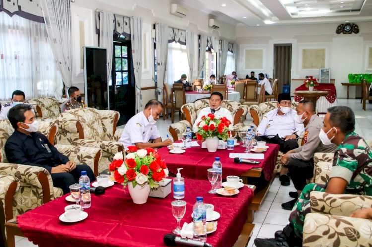 Bupati Lamongan Yuhronur Efendi saat rapat bersam Forkopimda/Ist