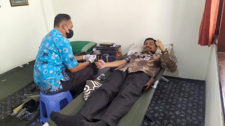 Kadis Kominfo Bondowoso, Ghozal Rawan saat donor darah di acara baksos PWI Bondowoso/RMOLJatim 