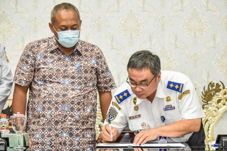 Sekretaris Direktorat Jenderal Perhubungan Darat Marta Hardisarwono bersama Sekda Kota Surabaya Hendro Gunawan saat penandatanganan naskah perjanjian dan BAST BMD/RMOLJatim