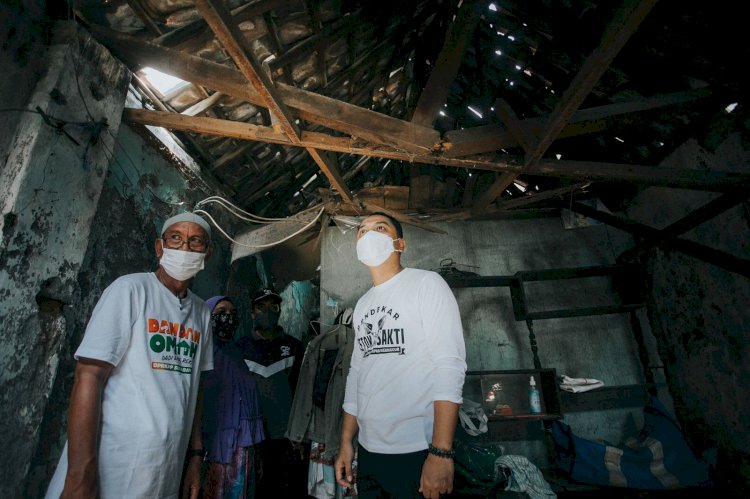 Wali Kota Eri meninjau rumah Anah Janah, penerima Program Rutilahu di kawasan Jl Kedung Rukem IV Surabaya/ist