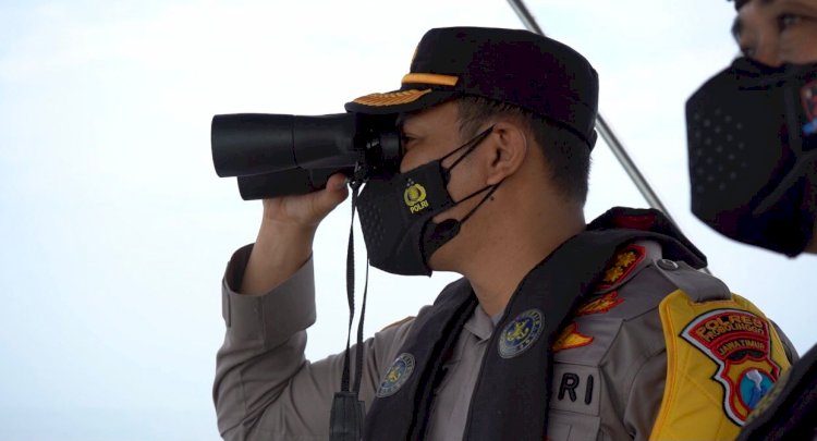   Kapolres Probolinggo AKBP Teuku Arsya Kadhafi saat meneropong perairan Probolinggo./ist