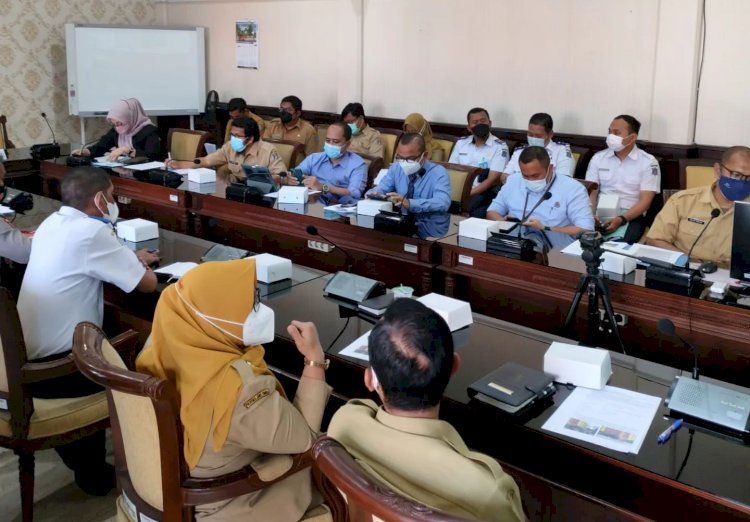 Suasana saat JPN Kejari Surabaya (kemeja biru) melakukan rapat kordinasi penyelesaian pengelolaan dan pembukaan Pasar Turi Baru/Ist