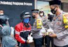 Bagikan Takjil, Cara Polres Jombang Rekatkan Silaturahim Polisi dan Masyarakat