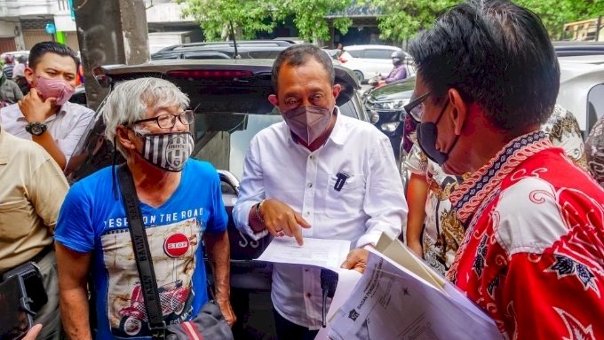 Armuji saat sidak lahan kosong di Jalan Kapasan yang dipergunakan untuk usaha tabung gas LPG oleh PT Betjik Djojo/RMOLJatim