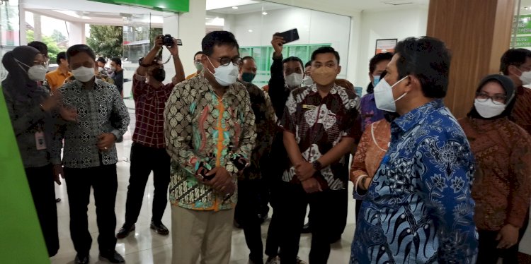 Direktur Utama BPJS Kesehatan, Ali Ghufron Mukti saat di RSU Darmayu Ponorogo/RMOLJatim