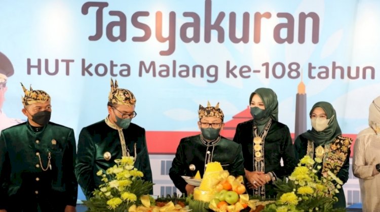 Wali Kota Malang H Sutiaji Bersama Wakil Wali Kota Malang Sofyan Edi Jarwoko saat memotong tumpeng memperingati HUT ke-108 Kota Malang/Ist