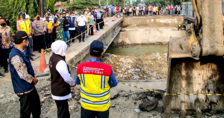 Gubenur Jatim Khofifah Indar Parawansa didampingi Bupati Lamongan tinjau perbaikan jembatan Ngaglik/RMOLJatim