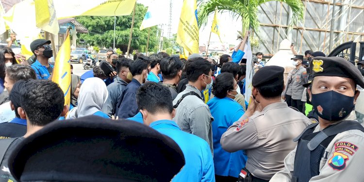 Demo mahasiswa yang tergabung dalam PMII Ponorogo di depan kantor bupati/RMOLJatim