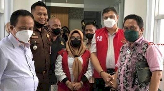 Kedua terdakwa didampingi penasehat hukumnya ketika hendak ditahan Jaksa Kejari Sidoarjo usai jaksa menerima pelimpahan tahap dua beberapa bulan lalu/Ist