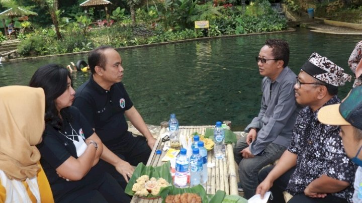Wamendes Budi Arie bercengkerama di wisata alam Sendang Seruni saat kunker di Banyuwangi didampingi Wabup Sugirah/Humas 